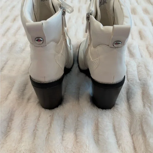 BCBGeneration's 'Paxin' ankle booties bright white Size 9/40 - Picture 4 of 7